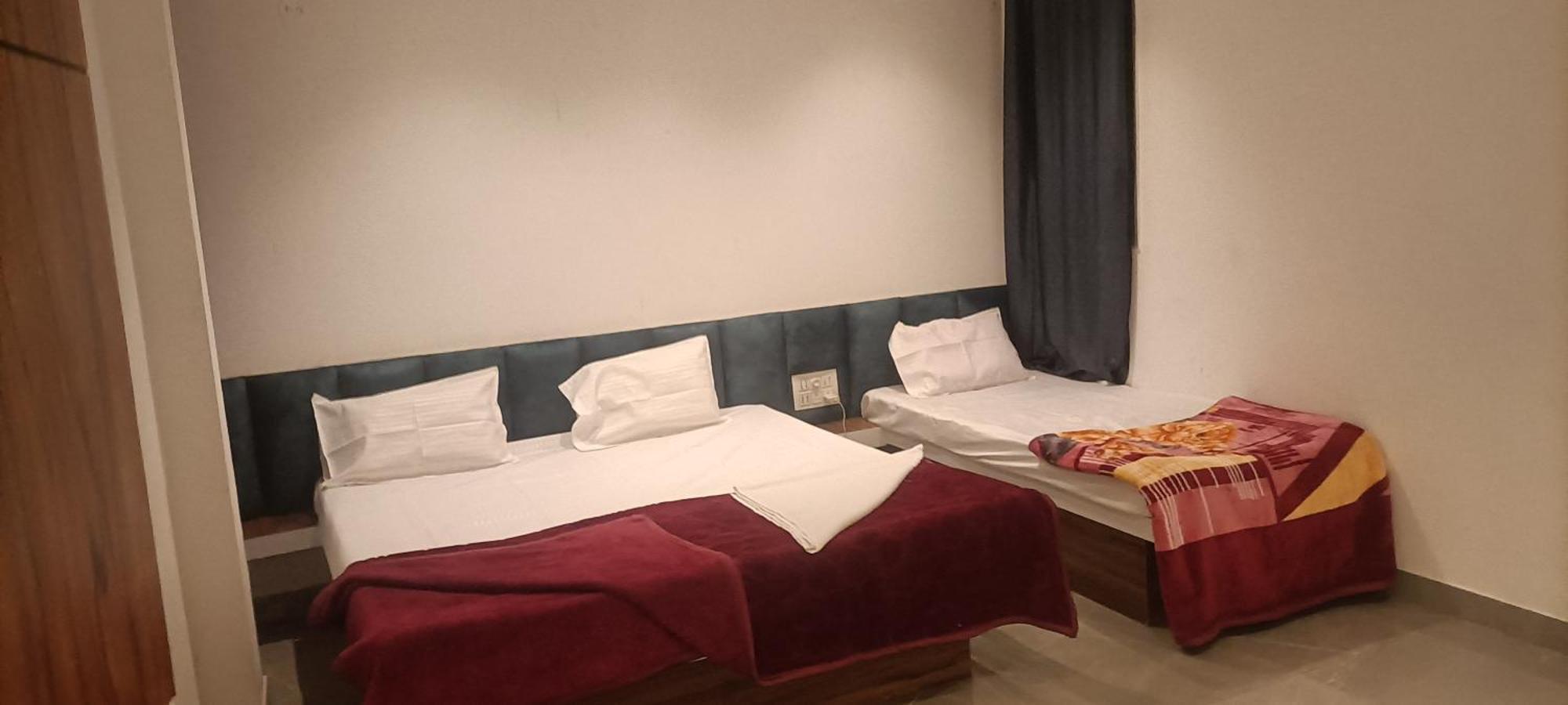 Maharaja Guest House Nashikkar Akalkot Экстерьер фото