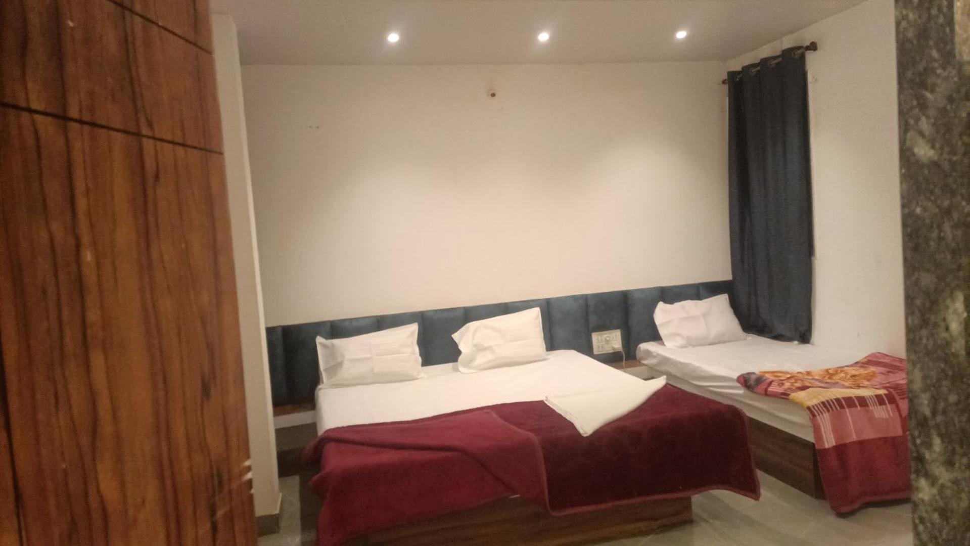 Maharaja Guest House Nashikkar Akalkot Экстерьер фото